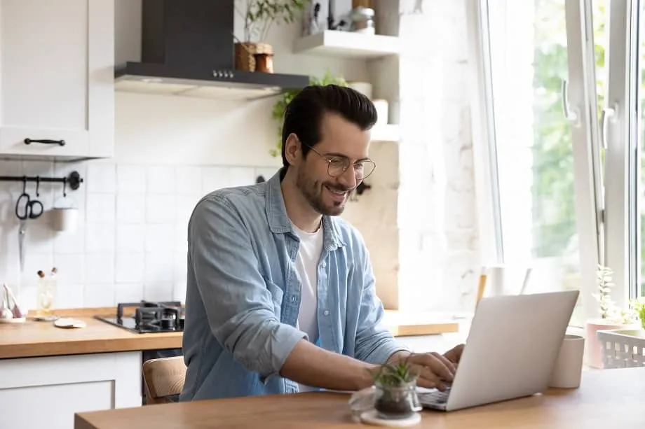 Мужчина оформляет страховку от потери работы