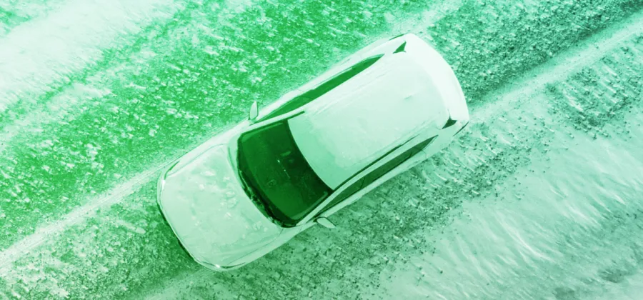 Упала сосулька, занесло в сугроб: 5 неприятностей, которые могут случиться с авто зимой